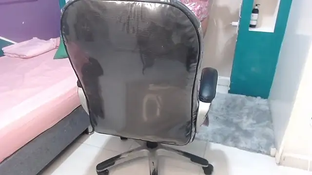 Snapshot of gygyfox chatting on 11/24/25, 10:31 gygyfox online show from 11/24/25, 10:31