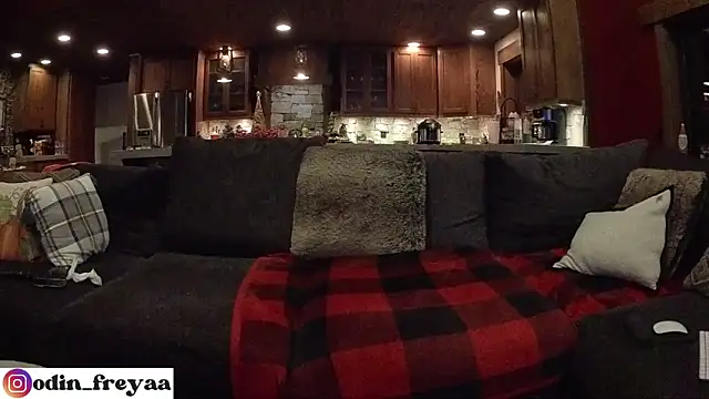 Snapshot of Odin_Freya chatting on 11/29/25, 02:25 Odin Freya online show from 11/29/25, 02:25