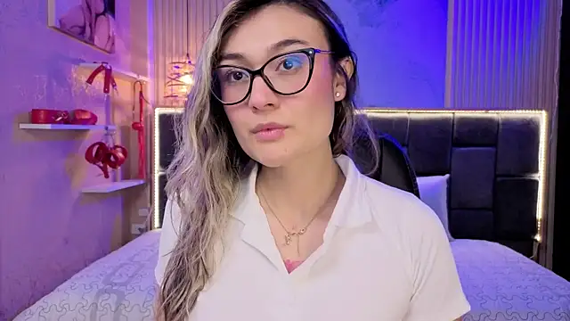 Snapshot of Im-Lola chatting on 11/15/25, 08:05 Im-Lola online show from 11/15/25, 08:05