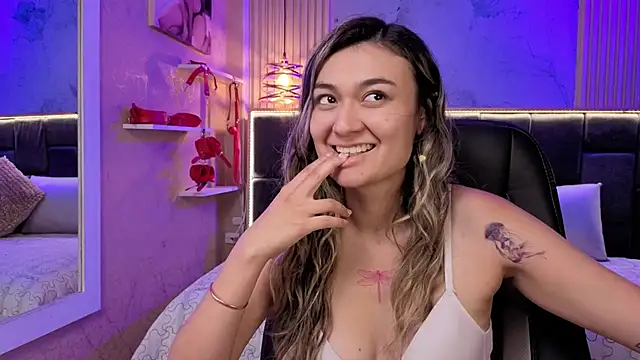 Snapshot of Im-Lola chatting on 11/25/25, 07:36 Im-Lola online show from 11/25/25, 07:36