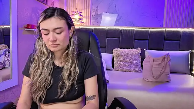 Snapshot of Im-Lola chatting on 11/26/25, 07:59 Im-Lola online show from 11/26/25, 07:59