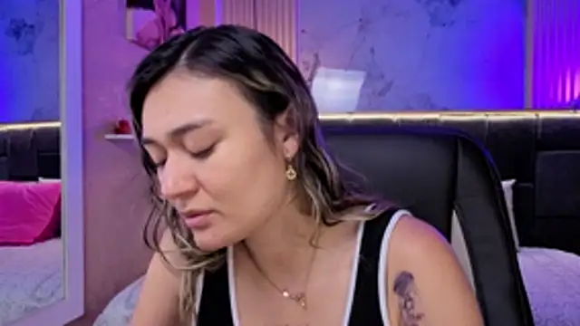 Snapshot of Im-Lola chatting on 12/13/25, 07:53 Im-Lola online show from 12/13/25, 07:53