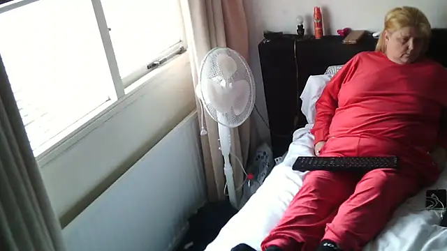 Sylviastar46 online show from 12/22/25, 12:02