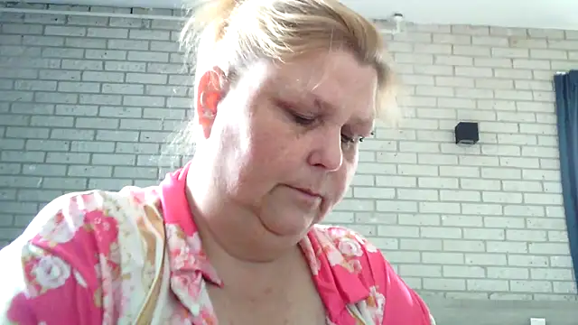 Snapshot of Sylviastar46 chatting on 04/18/26, 08:07 Sylviastar46 online show from 04/18/26, 08:07
