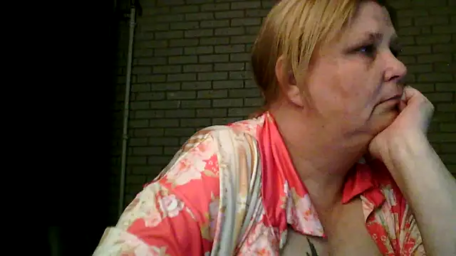 Snapshot of Sylviastar46 chatting on 04/18/26, 07:07 Sylviastar46 online show from 04/18/26, 07:07