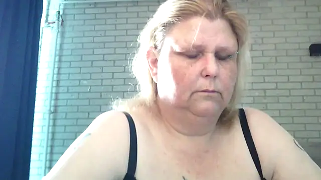 Snapshot of Sylviastar46 chatting on 04/20/26, 03:48 Sylviastar46 online show from 04/20/26, 03:48