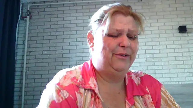 Snapshot of Sylviastar46 chatting on 04/24/26, 05:32 Sylviastar46 online show from 04/24/26, 05:32