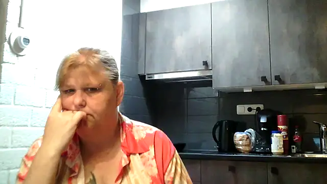 Snapshot of Sylviastar46 chatting on 04/29/26, 08:07 Sylviastar46 online show from 04/29/26, 08:07