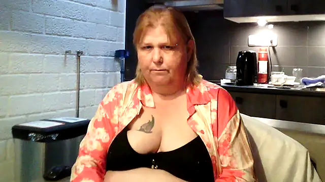 Snapshot of Sylviastar46 chatting on 05/06/26, 04:34 Sylviastar46 online show from 05/06/26, 04:34