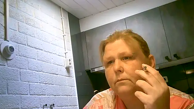 Snapshot of Sylviastar46 chatting on 05/11/26, 04:15 Sylviastar46 online show from 05/11/26, 04:15