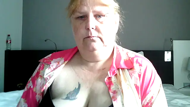 Snapshot of Sylviastar46 chatting on 05/16/26, 07:38 Sylviastar46 online show from 05/16/26, 07:38