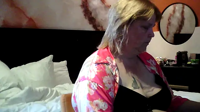 Snapshot of Sylviastar46 chatting on 05/17/26, 03:08 Sylviastar46 online show from 05/17/26, 03:08