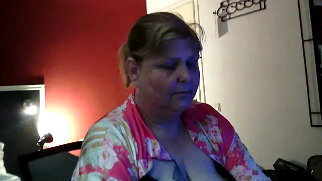 Snapshot of Sylviastar46 chatting on 05/19/26, 08:15 Sylviastar46 online show from 05/19/26, 08:15