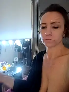 Snapshot of Karebearz1 chatting on 10/30/25, 12:17 Karebearz1 online show from 10/30/25, 12:17