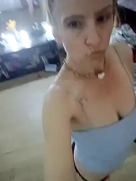 Snapshot of Karebearz1 chatting on 11/01/25, 04:58 Karebearz1 online show from 11/01/25, 04:58