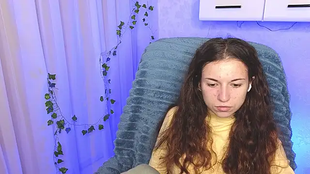 Snapshot of Ulyanix chatting on 11/17/25, 04:40 Ulyanix online show from 11/17/25, 04:40