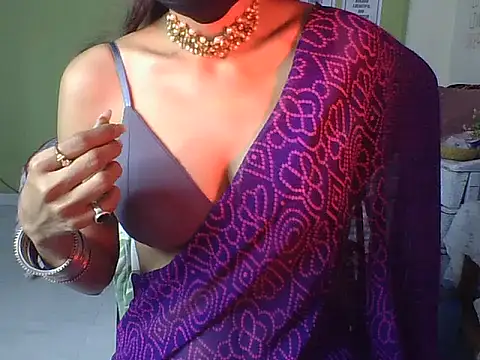 Snapshot of Saloni9 chatting on 11/02/25, 05:04 Saloni9 online show from 11/02/25, 05:04