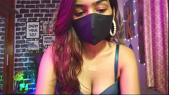 Snapshot of Saloni9 chatting on 04/07/26, 12:44 Saloni9 online show from 04/07/26, 12:44