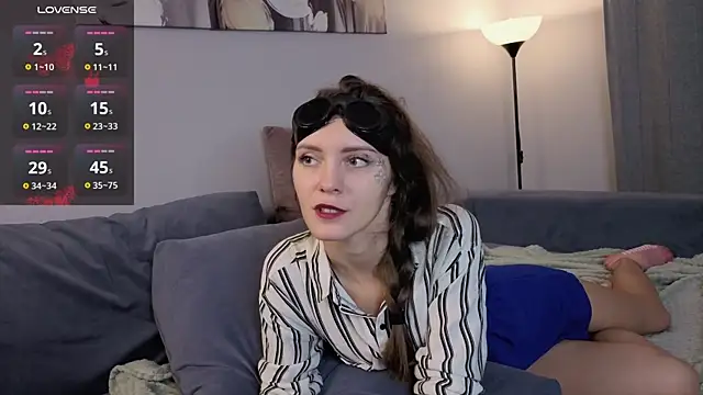 LauraYoungg online show from 10/31/25, 07:37