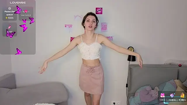 Snapshot of LauraYoungg chatting on 03/20/26, 10:03 LauraYoungg online show from 03/20/26, 10:03