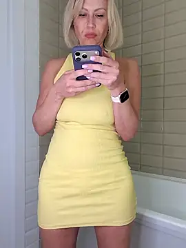 Snapshot of Elle_Milfa chatting on 06/03/26, 08:25 Elle Milfa online show from 06/03/26, 08:25