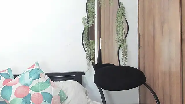 MailynAndNick online show from 04/06/26, 07:37