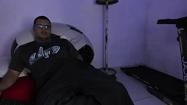 Snapshot of LucassFoster chatting on 11/07/25, 04:12 LucassFoster online show from 11/07/25, 04:12