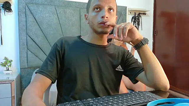 Snapshot of DamianandEva chatting on 06/16/26, 01:25 DamianandEva online show from 06/16/26, 01:25