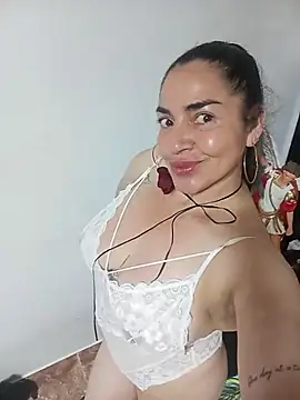 Snapshot of MaryRoze_ chatting on 04/23/26, 01:29 MaryRoze online show from 04/23/26, 01:29