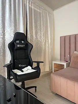 Snapshot of Natural_BIGASS_Nina chatting on 04/18/26, 07:58 Natural BIGASS Nina online show from 04/18/26, 07:58