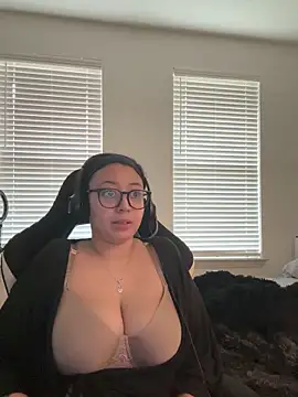 Snapshot of minha_baby chatting on 04/15/26, 12:06 minha baby online show from 04/15/26, 12:06