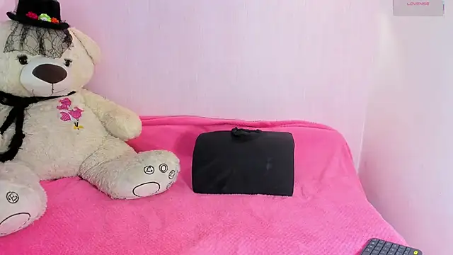 Snapshot of Little_arii chatting on 11/15/25, 07:10 Little arii online show from 11/15/25, 07:10