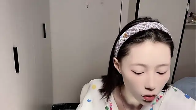 Snapshot of yuyu-33 chatting on 02/02/26, 01:15 yuyu-33 online show from 02/02/26, 01:15