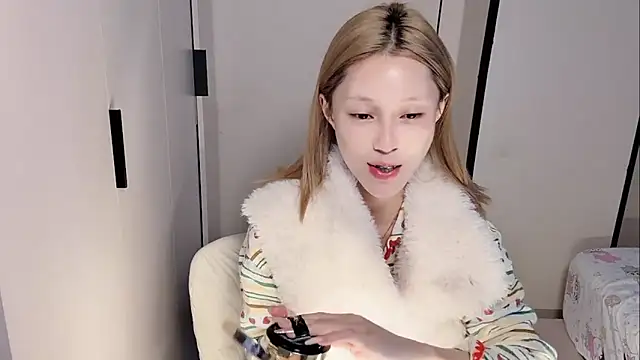 Snapshot of yuyu-33 chatting on 03/04/26, 01:11 yuyu-33 online show from 03/04/26, 01:11