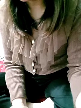 Snapshot of Elina_99 chatting on 12/15/25, 03:11 Elina 99 online show from 12/15/25, 03:11