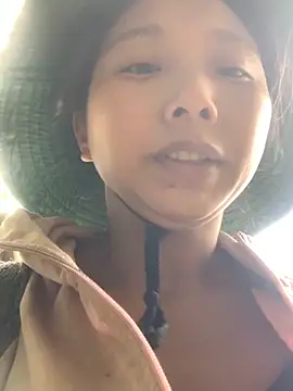 Snapshot of bi-bo123 chatting on 11/24/25, 06:35 bi-bo123 online show from 11/24/25, 06:35