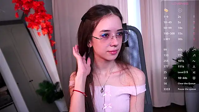 tinyanie online show from 11/19/25, 06:02