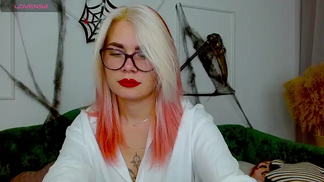 lada love online show from 10/31/25, 09:05