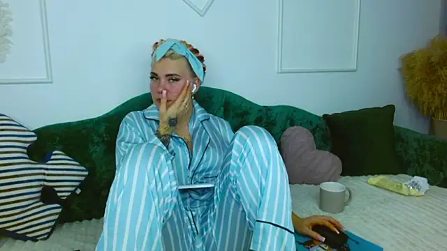 lada love online show from 11/12/25, 09:14