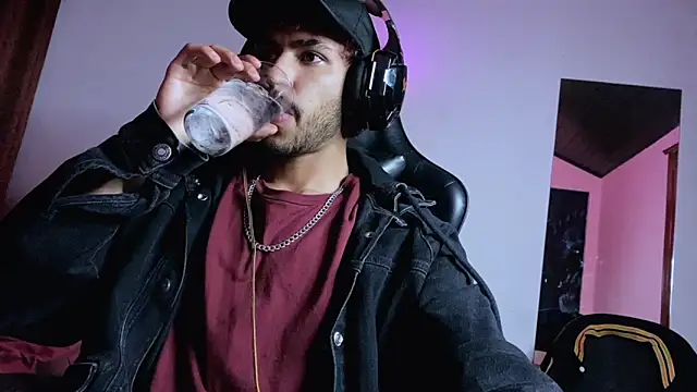 Snapshot of 3v1l chatting on 11/08/25, 04:12 3v1l online show from 11/08/25, 04:12