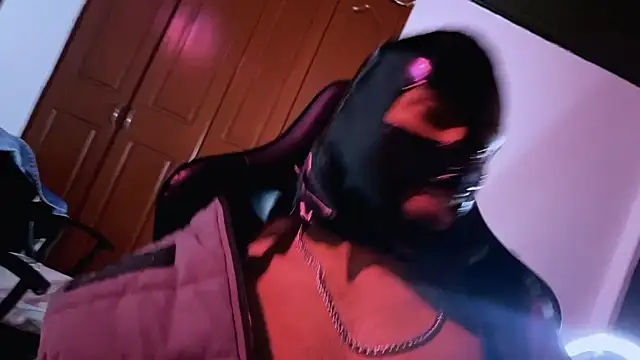 Snapshot of 3v1l chatting on 11/10/25, 11:42 3v1l online show from 11/10/25, 11:42