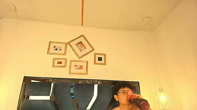 Snapshot of Zoe_And_Dylan_ chatting on 12/01/25, 12:32 Zoe And Dylan online show from 12/01/25, 12:32