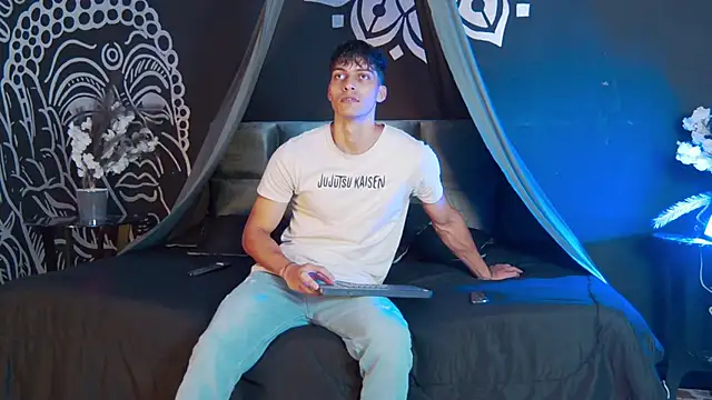 Snapshot of AlessioVitale chatting on 11/07/25, 12:49 AlessioVitale online show from 11/07/25, 12:49