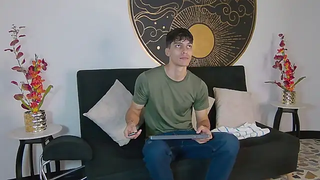 Snapshot of AlessioVitale chatting on 11/12/25, 12:27 AlessioVitale online show from 11/12/25, 12:27