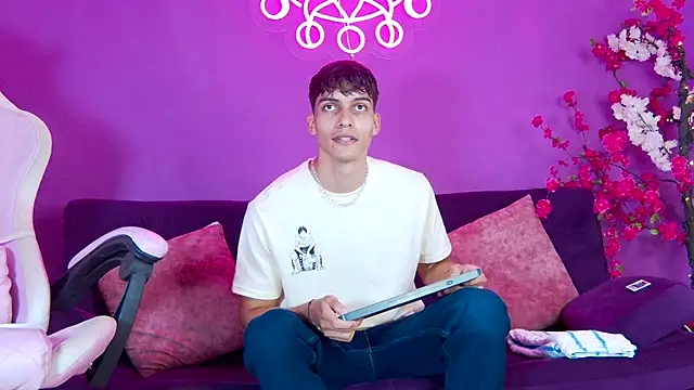 Snapshot of AlessioVitale chatting on 11/24/25, 12:16 AlessioVitale online show from 11/24/25, 12:16