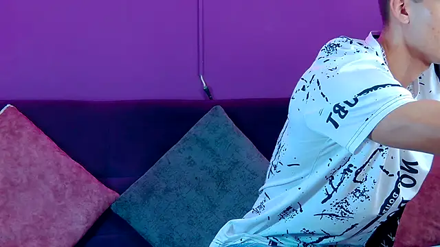 Snapshot of AlessioVitale chatting on 11/30/25, 01:37 AlessioVitale online show from 11/30/25, 01:37