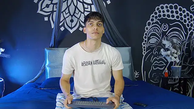 Snapshot of AlessioVitale chatting on 12/16/25, 11:59 AlessioVitale online show from 12/16/25, 11:59