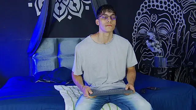 Snapshot of AlessioVitale chatting on 12/17/25, 12:11 AlessioVitale online show from 12/17/25, 12:11