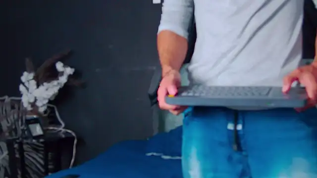 Snapshot of AlessioVitale chatting on 12/19/25, 12:12 AlessioVitale online show from 12/19/25, 12:12