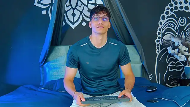 Snapshot of AlessioVitale chatting on 12/21/25, 01:29 AlessioVitale online show from 12/21/25, 01:29